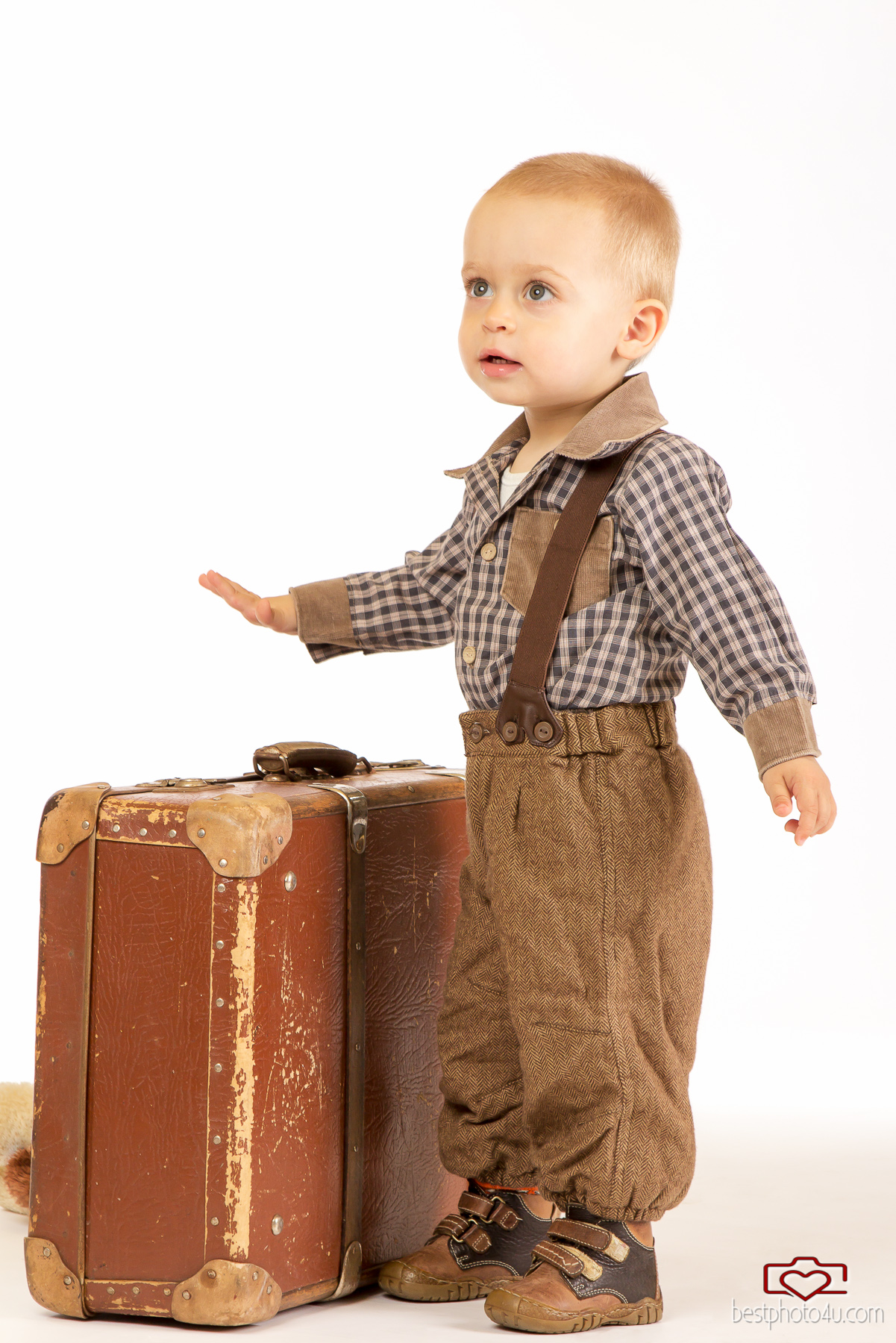 Фотосессия мальчик с чемоданом